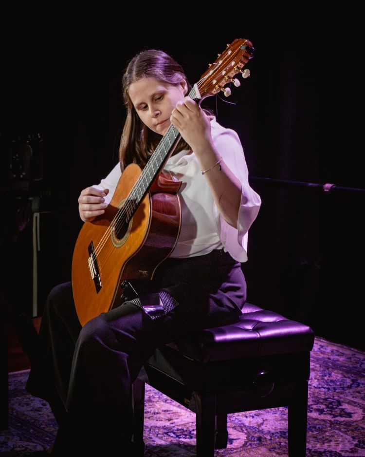 Matilde Freira playing guitar